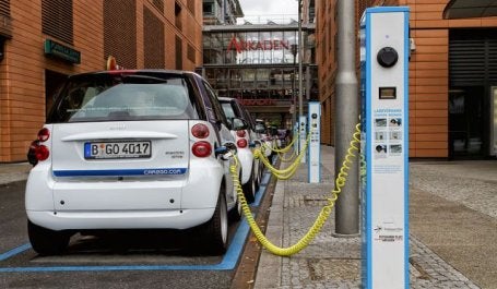veículo elétrico em estação de recarga na Alemanha