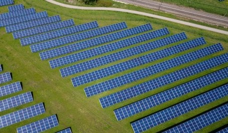 foto mostra vários painéis solares