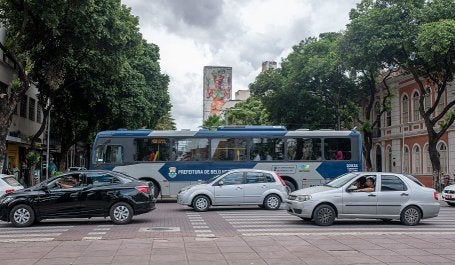 foto de ônibus e carros