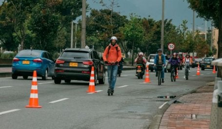 imagem mostra ciclista em ciclovia de emergência em bogotá colômbia