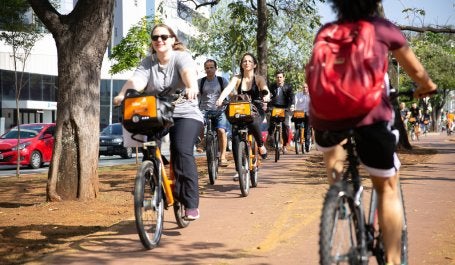 Os programas de bicicleta compartilhada evoluíram e hoje são meio de transporte e até instrumento de trabalho (Foto: Joana Oliveira/WRI Brasil)