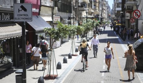 rua de buenos aires acolhedora para pedestres e ciclistas