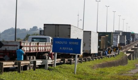 Paralisação dos caminhoneiros na Rodovia Presidente Dutra, no Rio de Janeiro (foto: Tânia Rêgo/Agência Brasil)