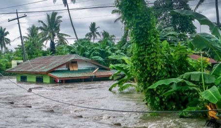 água de enchente cobre casa no município de baco, nas filipinas