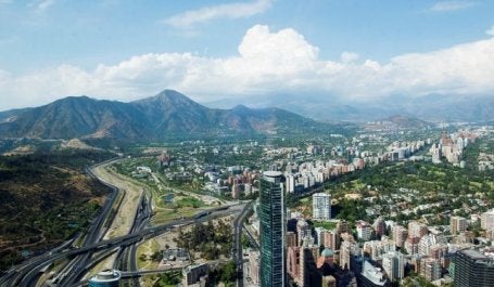 Imagem aérea de Santiago com a cordilheira dos Andes ao fundo