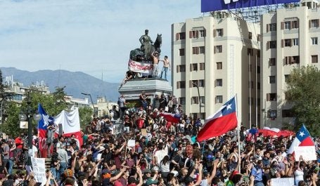 Manifestantes se reúnem na Plaza Baquedano, em Santiago (foto: Carlos Figueroa/Wikimedia Commons)