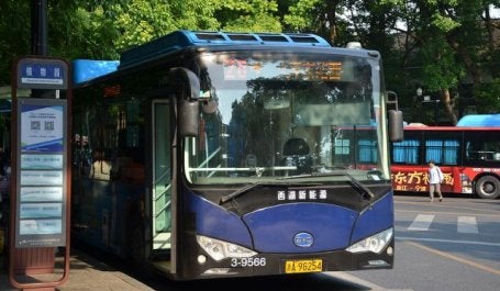 Ônibus elétrico em uma estação em Hangzhou, na China