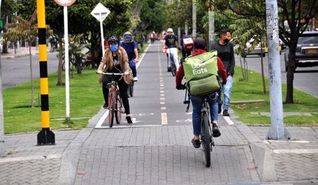imagem de ciclistas em ciclovia