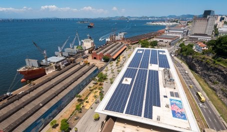 imagem de painéis solares em área portuária no rio de janeiro