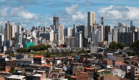 imagem aérea de salvador mostra favelas em constraste com condomínios