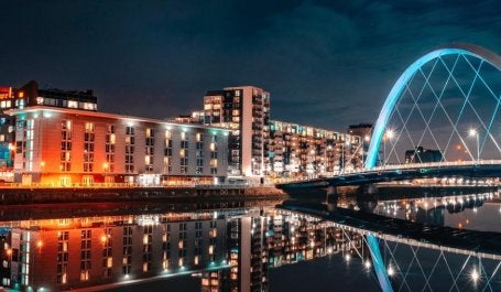imagem noturna da cidade de glasgow, na escócia
