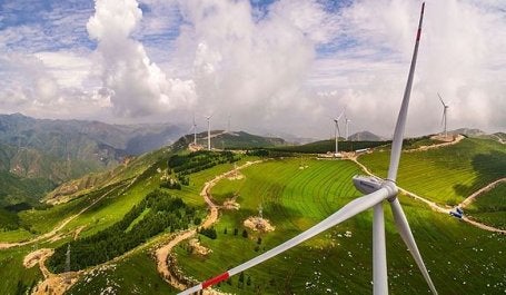 Ação climática vigorosa, como o aumento da capacidade instalada de energia renovável, pode estimular o crescimento econômico enquanto reduz a poluição do ar (foto: Hahaheditor12667/Wikimedia Commons)