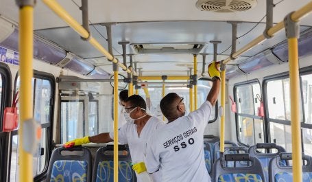 funcionários da prefeitura realizam limpeza em ônibus