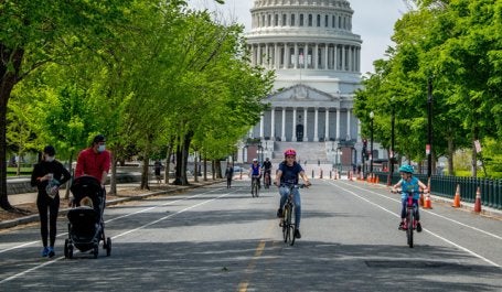 imagem de crianças de bicicletas em washington USA