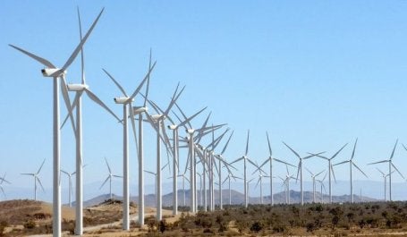 um campo de aerogeradores de energia