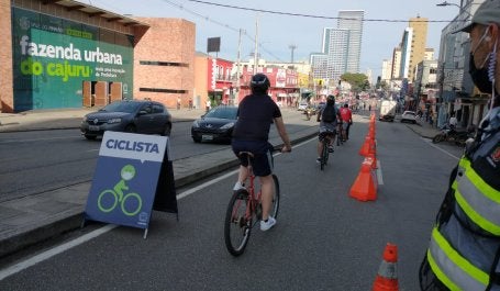 foto de ciclovia temporária em curitiba