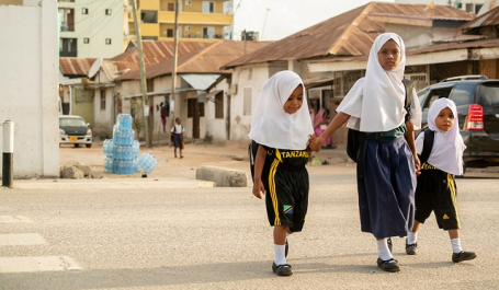 Crianças a caminho da escola em Dar es Salaam (Foto: Kyle LaFerriere/WRI)