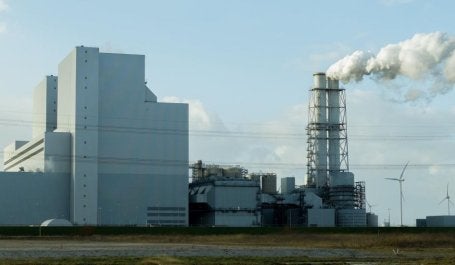 imagem mostra uma usina emitindo gases poluentes