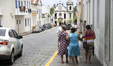 Pedestres em calçada de Olinda