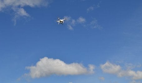 Drone no céu durante voo para monitoramento da restauração
