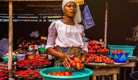 mulher vendendo frutas e vegetais