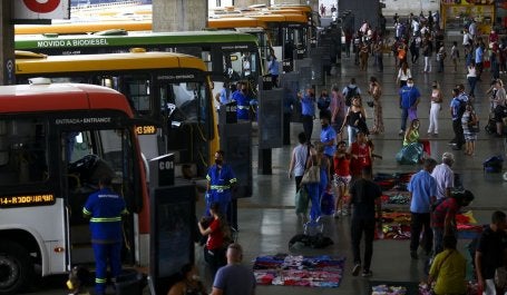 foto de pessoas em terminal de ônibus