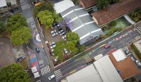 foto aérea de entorno de escola com intervenções de urbanismo tático