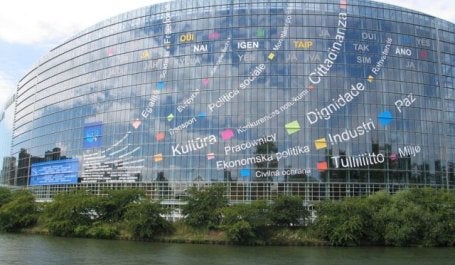 imagem da fachada do prédio do parlamento europeu em estrasburgo, na frança