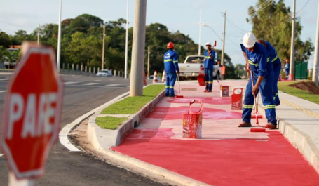 homens pintando ciclovia