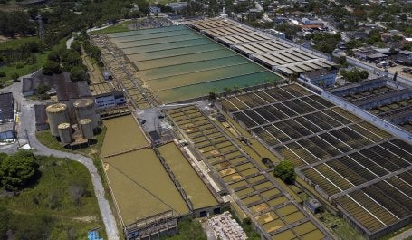 imagem de estação de tratamento de água, com reservatórios de água limpa cercados de natureza