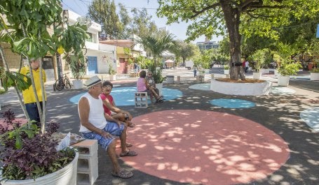 In Fortaleza, a project called "Cidade da Gente" (“A City of People”) transformed Avenida Central, in the Cidade 2000 neighborhood, an area heavily populated by motor vehicle traffic, into a people-friendly public space (photo credit: Rodrigo Capote/WRI Brasil)