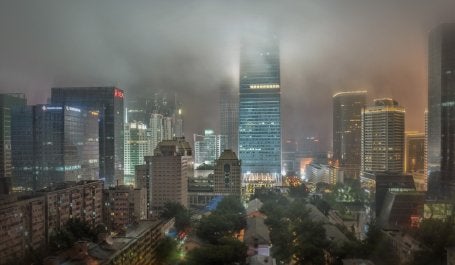 foto de cidade à noite com aura mística