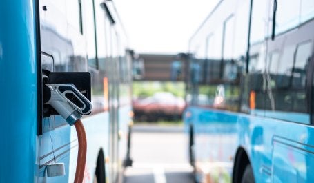 ônibus elétrico sendo recarregado
