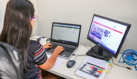 mulher trabalha em casa no computador