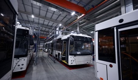 imagem de ônibus elétricos sendo fabricados