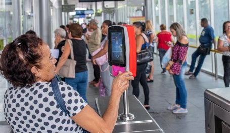 mulher passando cartão em catraca do BRT em Belo Horizonte