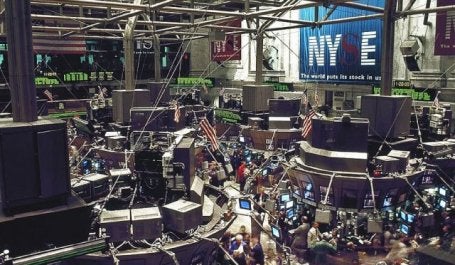 Investidores na bolsa de valores de Nova York (foto: Piqsels)