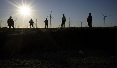 trabalhadores em parque de aerogeradores