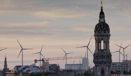 empresas e investidores devem ficar atentos a riscos climáticos. na foto, paisagem com turbinas eólicas na bélgica
