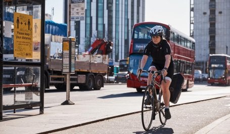mulher pedala em ciclovia em Londres