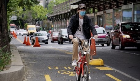 homem pedala em ciclofaixa segregada por trincheiras