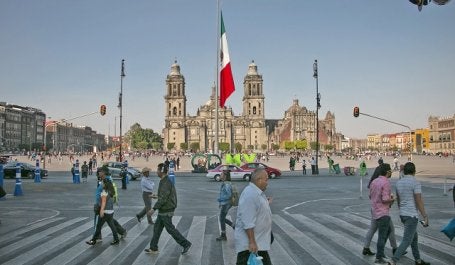 pessoas caminha na rua na cidade do méxico
