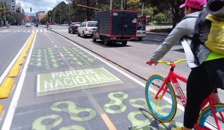 foto de ciclista em ciclofaixa