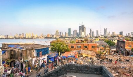 imagem mostra favela em Mumbai na Índia