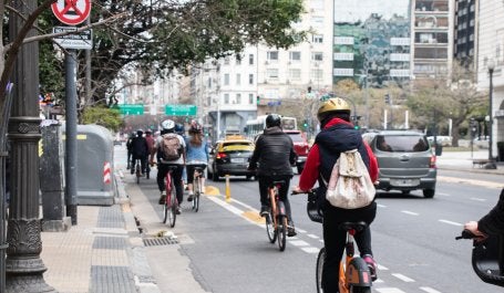ciclistas em ciclovia em buenos aires