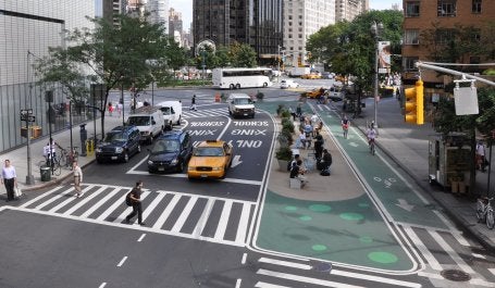 broadway, em nova york, com calçadas estendidas para maior segurança dos pedestres