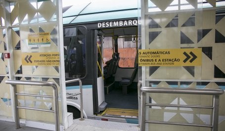 foto de ônibus vazio com porta aberta em estação
