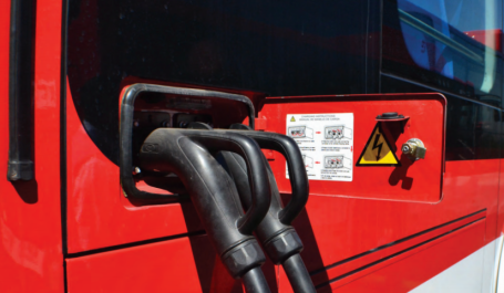 imagem de carregador conectado a ônibus elétrico