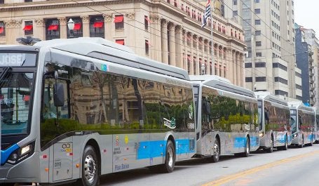 fila de ônibus elétricos em são paulo