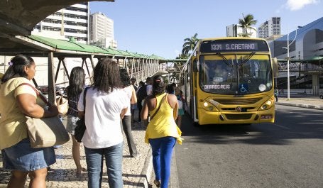 Ônibus se aproxima de ponto de parada em Salvador (Foto: Mariana Gil/WRI Brasil)